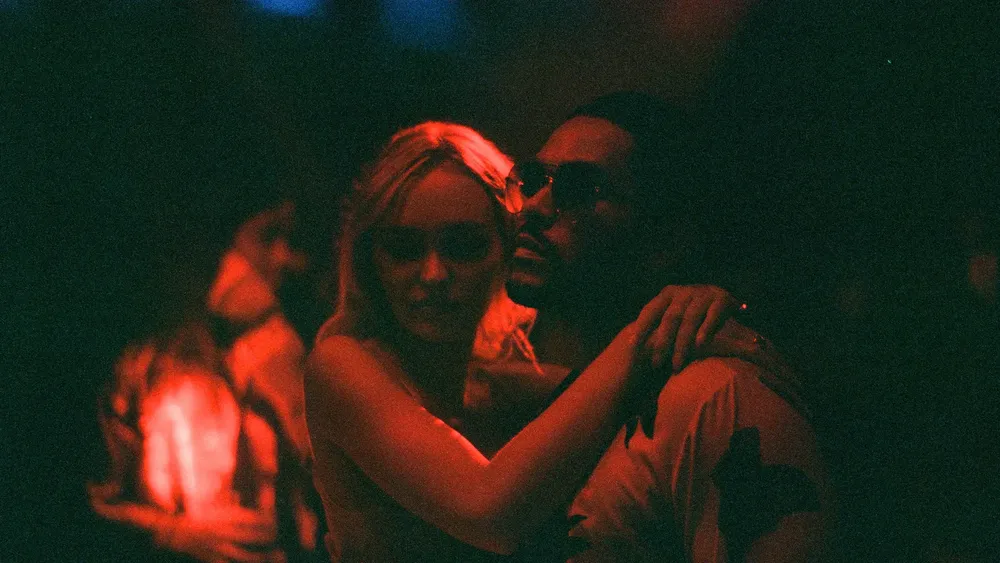 Lily-Rose Depp y Abel Tesfaye en la serie The Idol de HBO Max