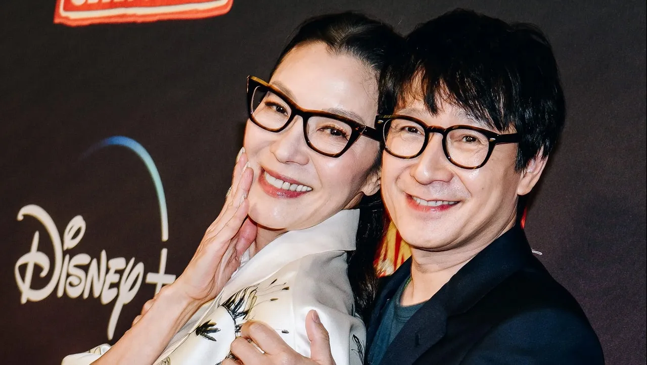 Michelle Yeoh y Ke Huy Quan Ni de aquí, ni de China Disney+