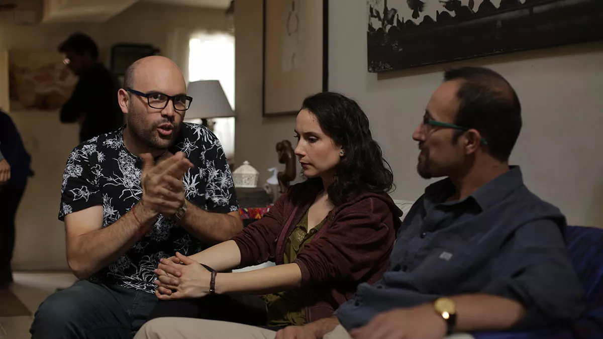 Moisés Sepúlveda dirigiendo a la actriz Paulina Giglio y al actor Iván Parra