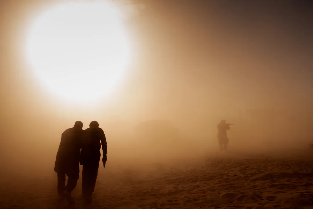 Captura de la película Escape bajo Fuego 