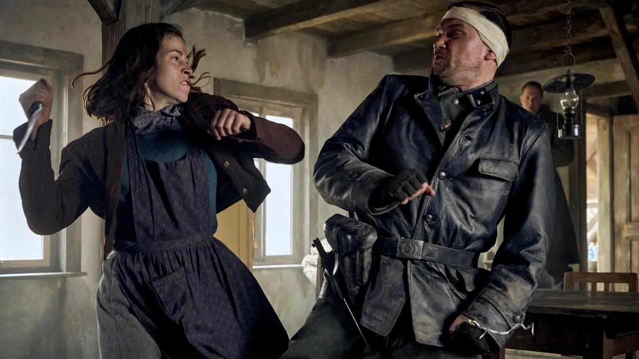 Marie Hacke y Florian Schmidtke en la película Sangre y oro de Netflix