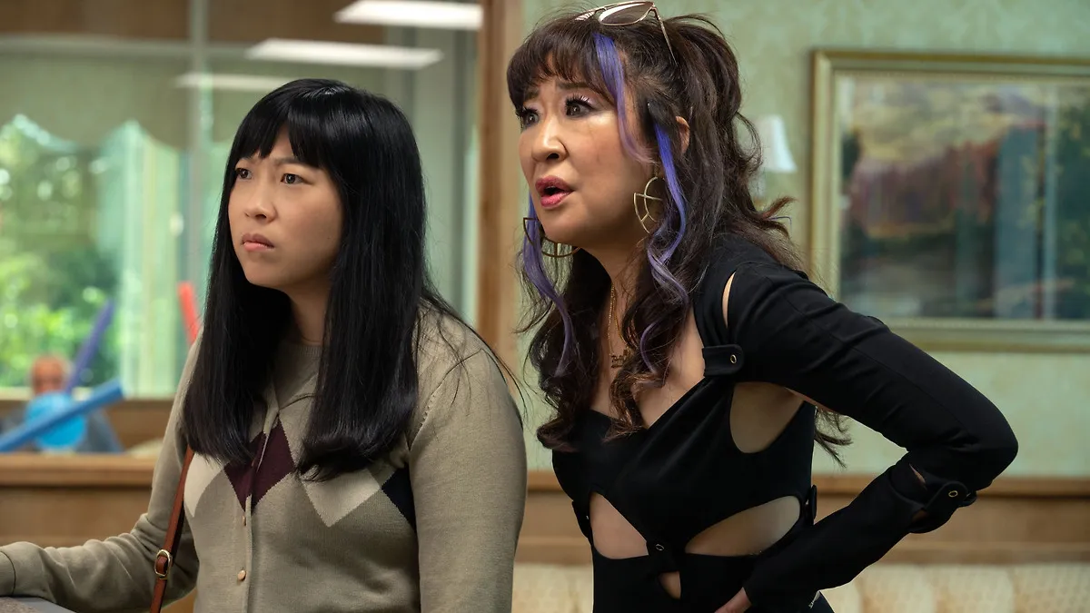 Awkwafina y Sandra Oh en Quiz Lady Review película