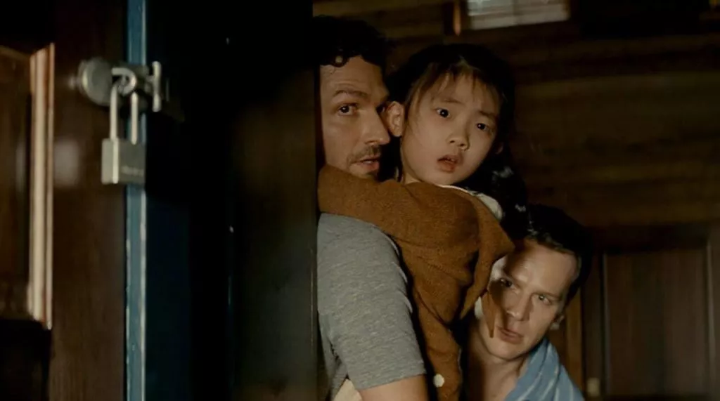 Jonathan Groff, Kristen Cui y Ben Aldridge en Llaman a la Puerta