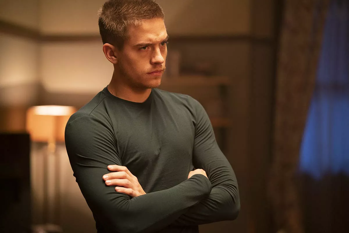 Dylan Sprouse como Travis Maddox