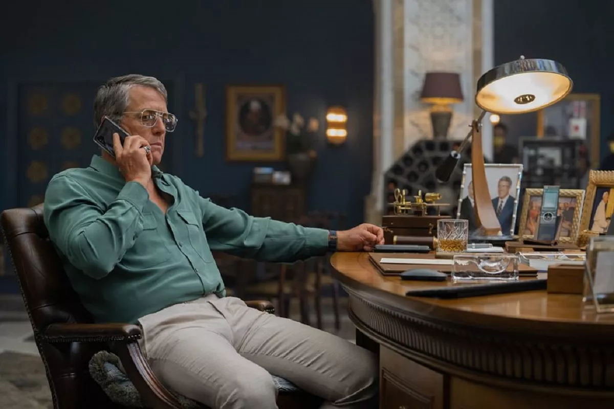 Hugh Grant como Greg Simmonds en Agente Fortune