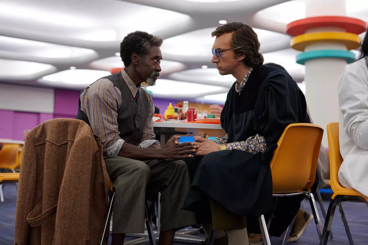 Don Cheadle y Adam Driver en Ruido de fondo | Netflix