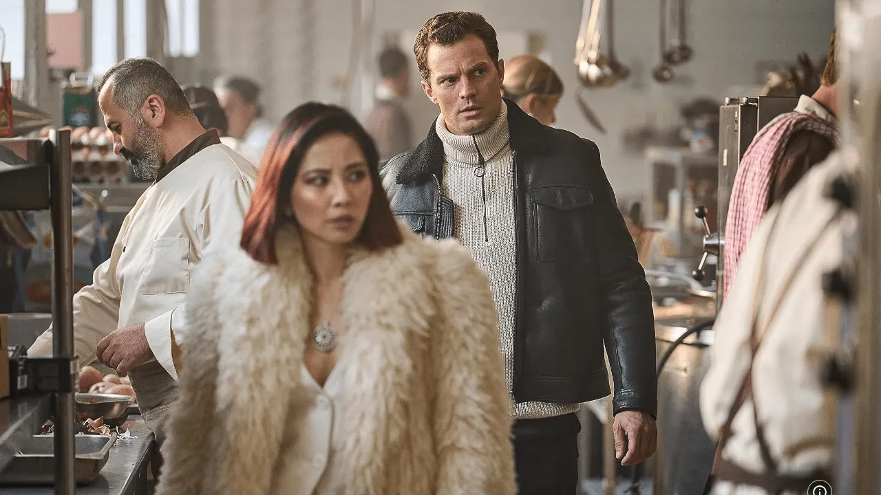 Jamie Dornan y Jing Lusi en Agente Stone de Netflix