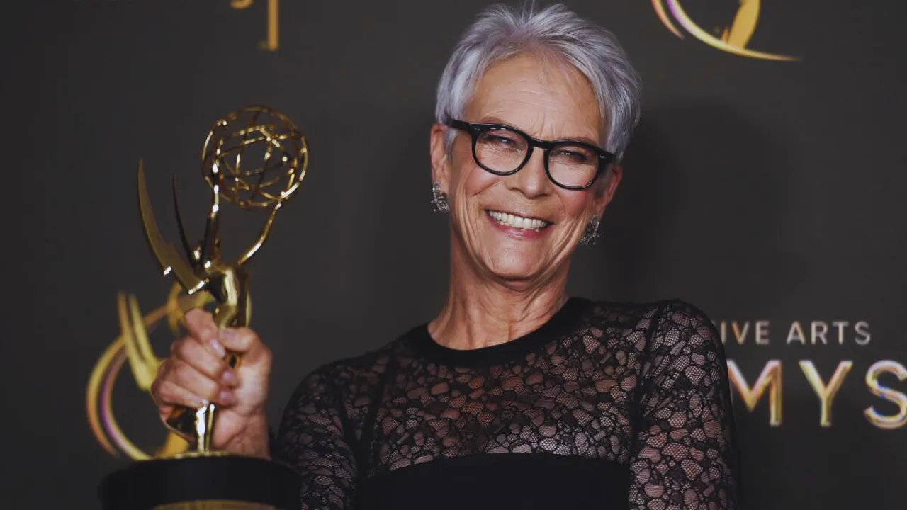 Jamie Lee Curtis gana su primer Emmy con The Bear