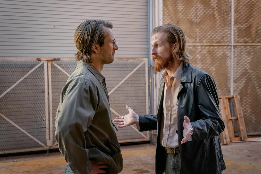 Imagen de los actores Glen Powell y Austin Amelio