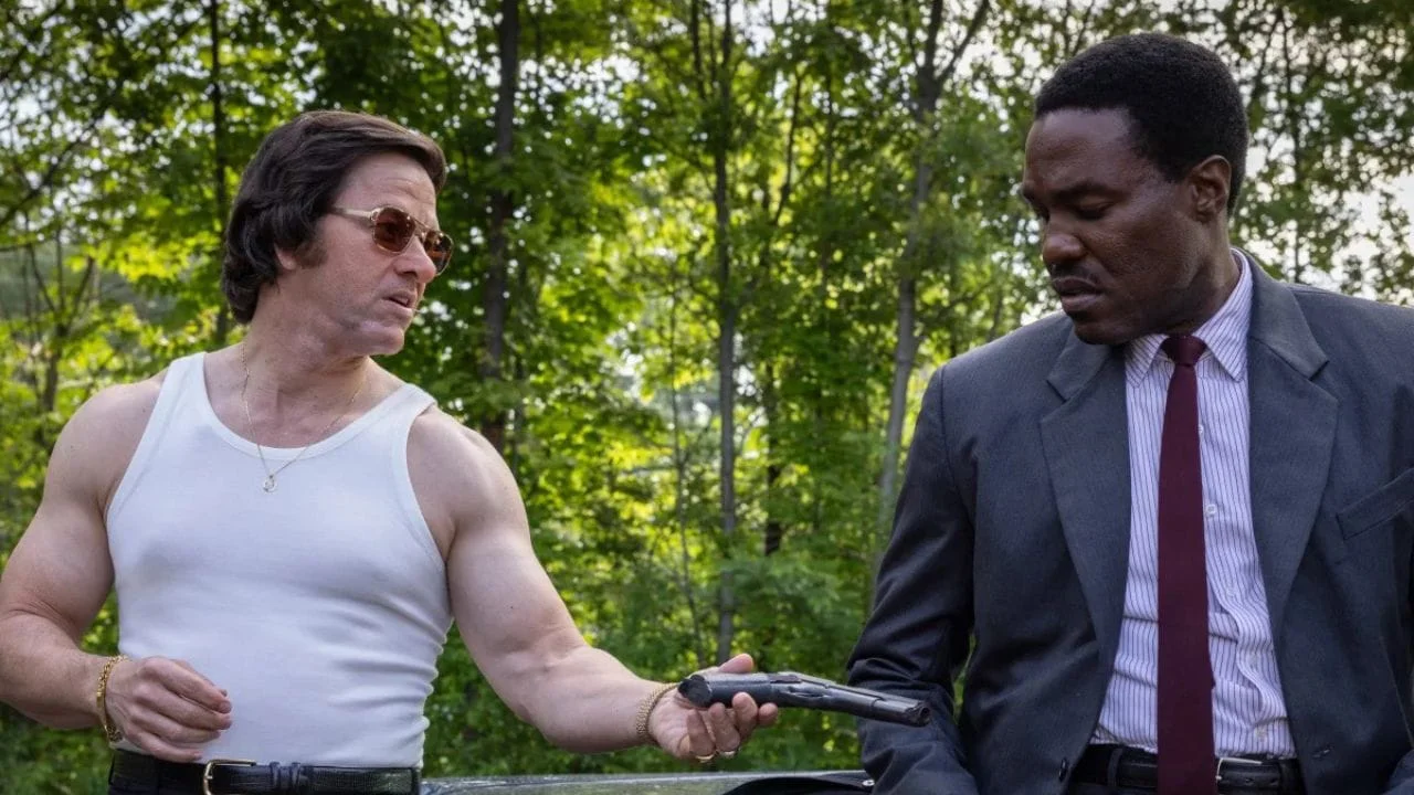 Captura de Mark Walhberg y Yahya Abdul-Mateen II en A cualquier precio crítica