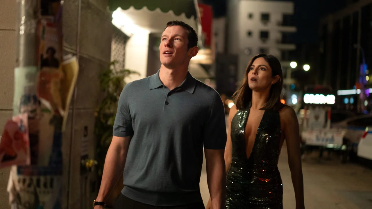 Callum Turner como Owen y Monica Barbaro como Allie en Solo por una noche