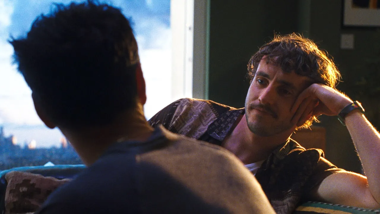 Todos Somos Extraños tráiler oficial