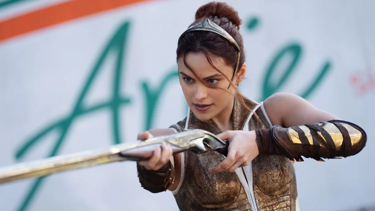 Camila Mendes como Teela en Amos del Universo