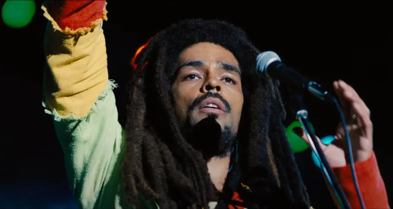 Kingsley Ben-Adir como Bob Marley en Bob Marley La Leyenda 11