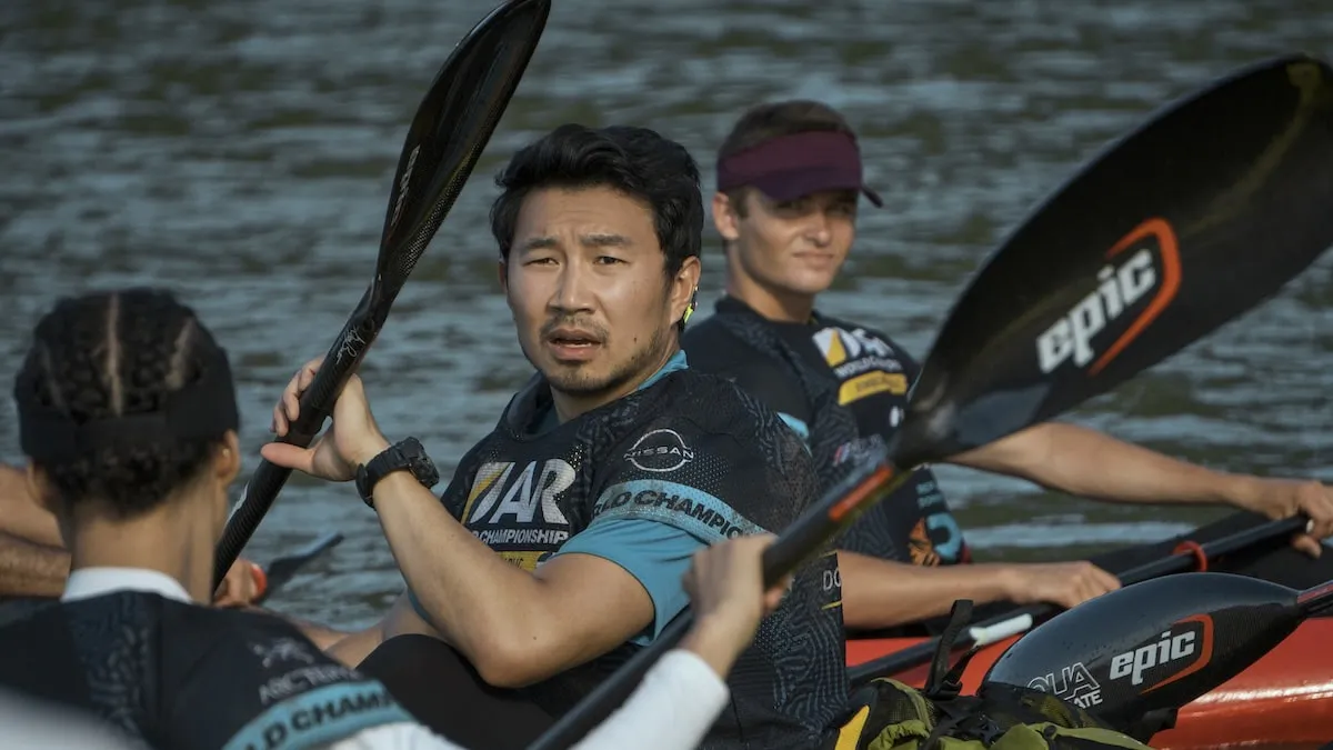 Simu liu como Leo en Arthur