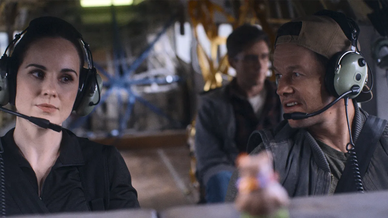 Amenaza en el aire Mark Wahlberg, Michelle Dockery y Topher Grace