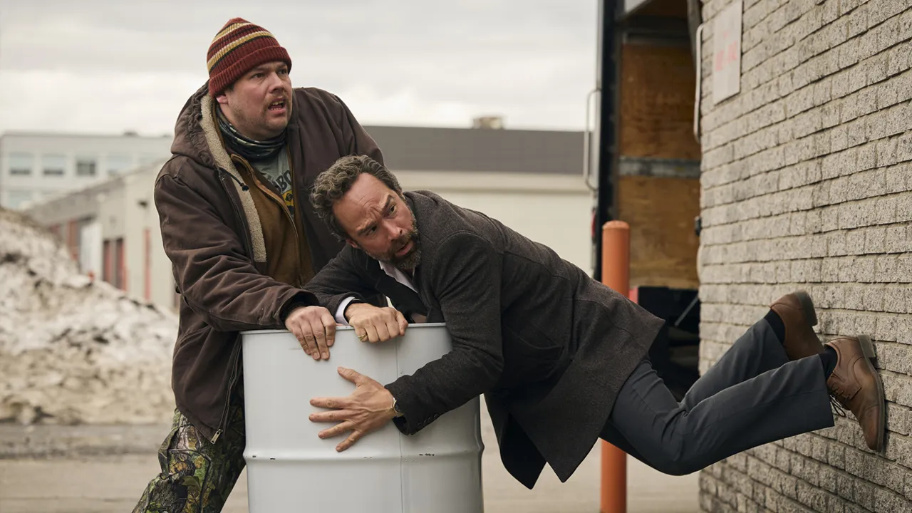 Chris Diamantopoulos y Guillaume Cyr en Dulce Estafa de Prime Video