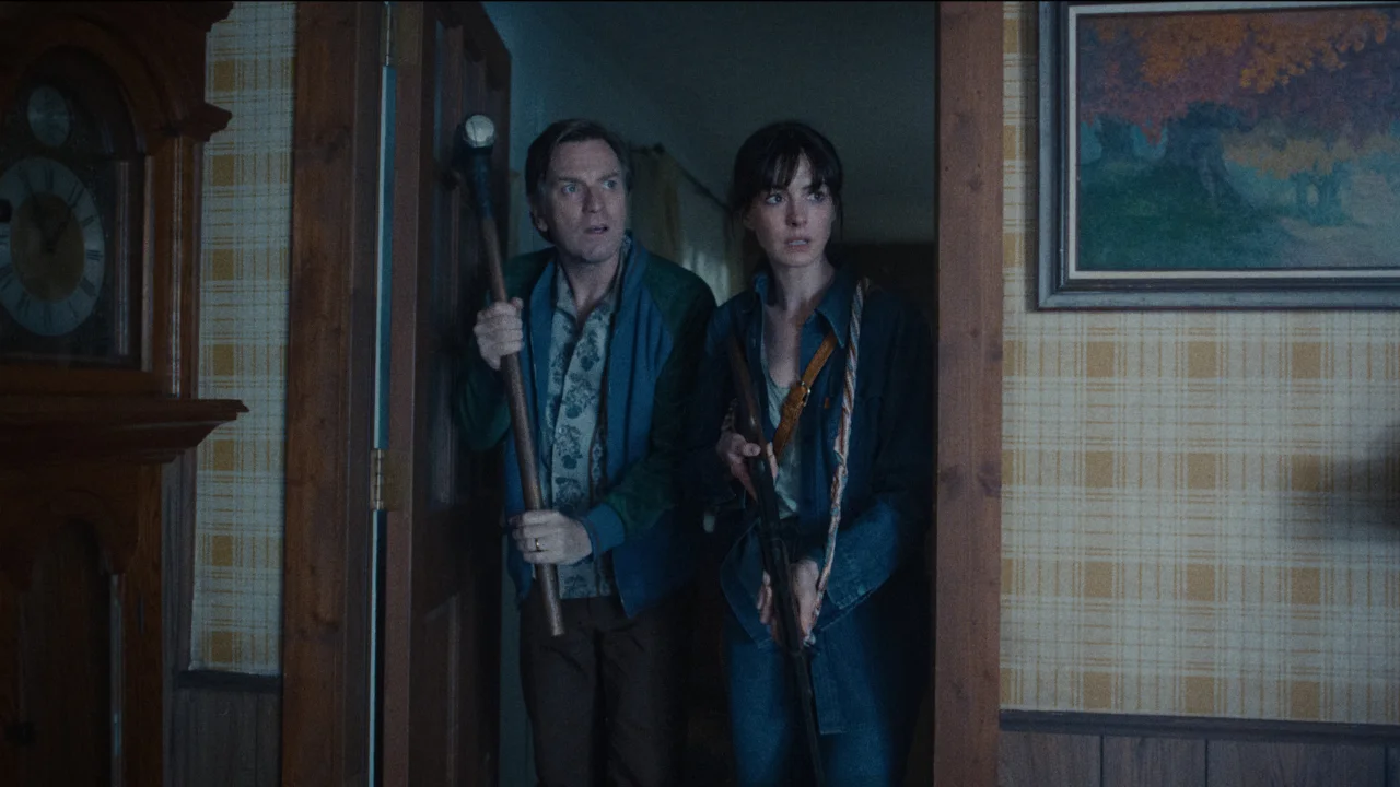 Greg (Ewan McGregor) y Denise (Anne Hathaway)