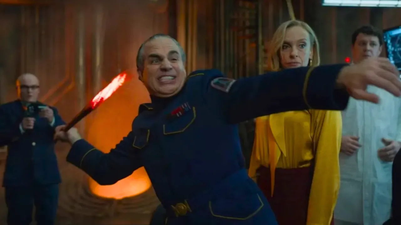 Crítica Mickey 17 Robert Pattinson