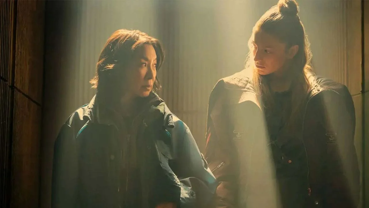 Michelle Yeoh y Hunter Schafer en Blade Runner 2099