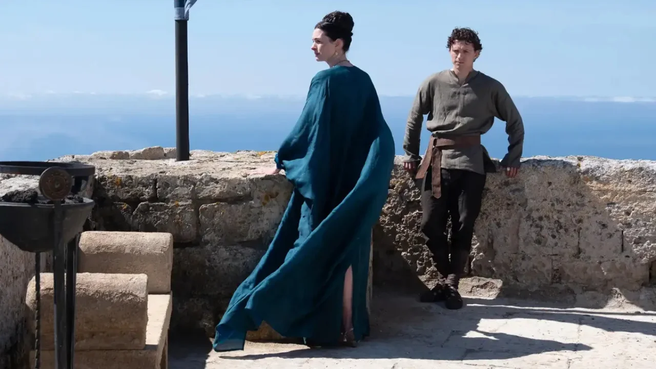Anne Hathaway y Tom Holland en La Odisea