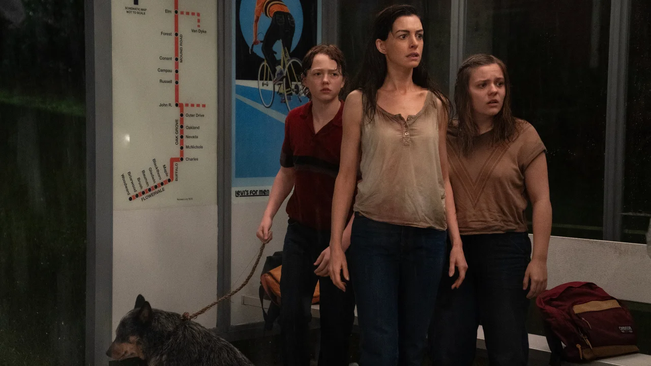 Brian (Christian Convery), Denise (Anne Hathaway) y Audrey (Maisy Stella)
