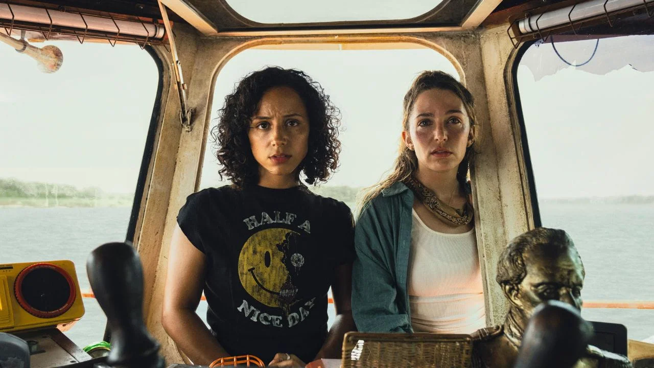 Captura de  Kiana Madeira y Jessica Rothe en Terror en las Amazonas