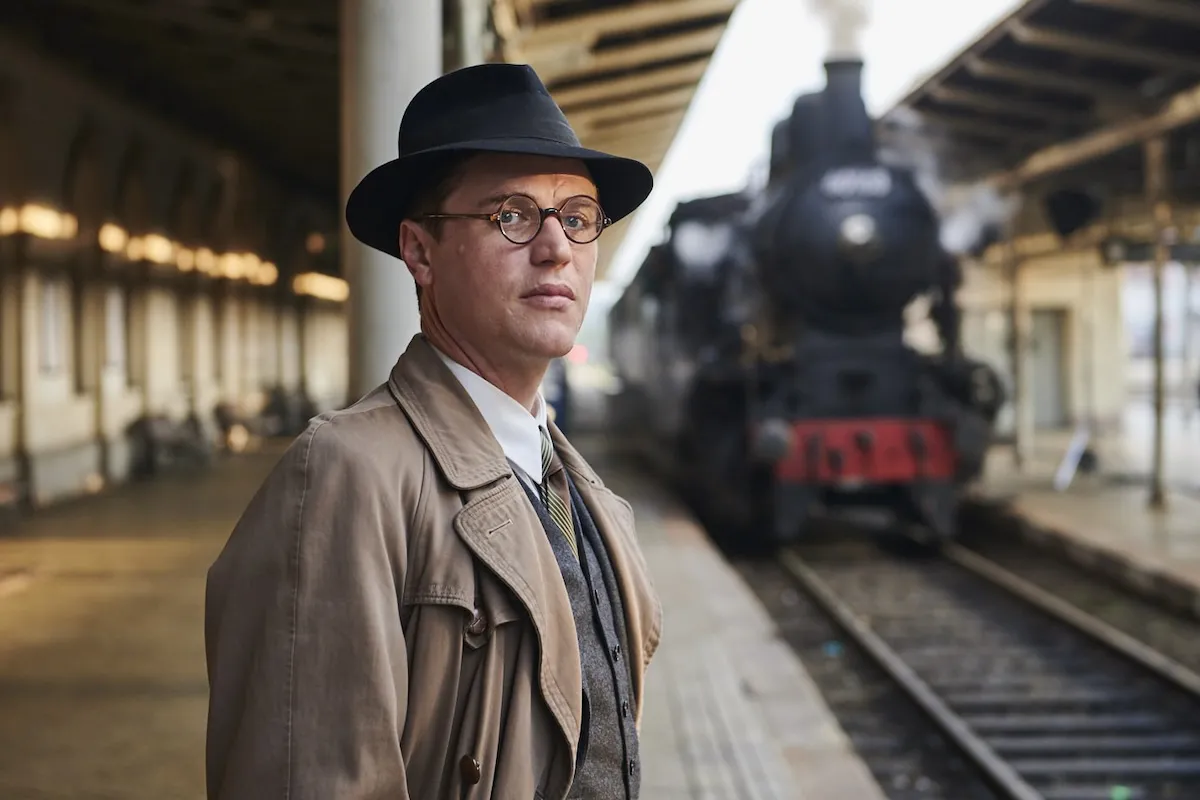 El actor Johnny Flynn interpretando la versión joven del protagonista en Lazos de Vida