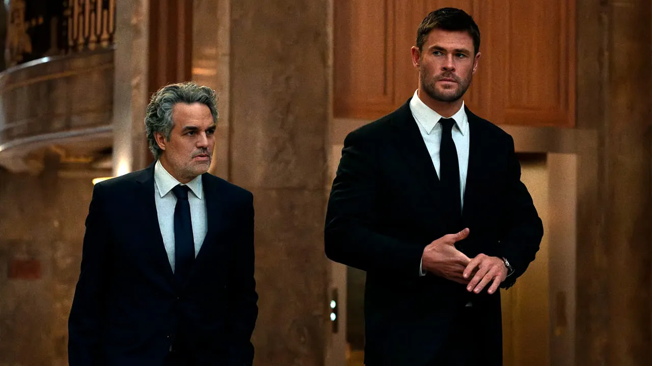 Mark Ruffalo y Chris Hemsworth en la película Caminos del crimen