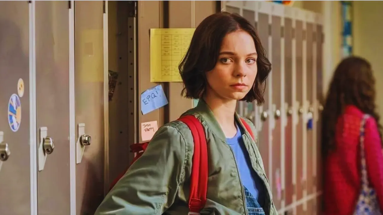 Emma Myers en Asesinato para principiantes Netflix