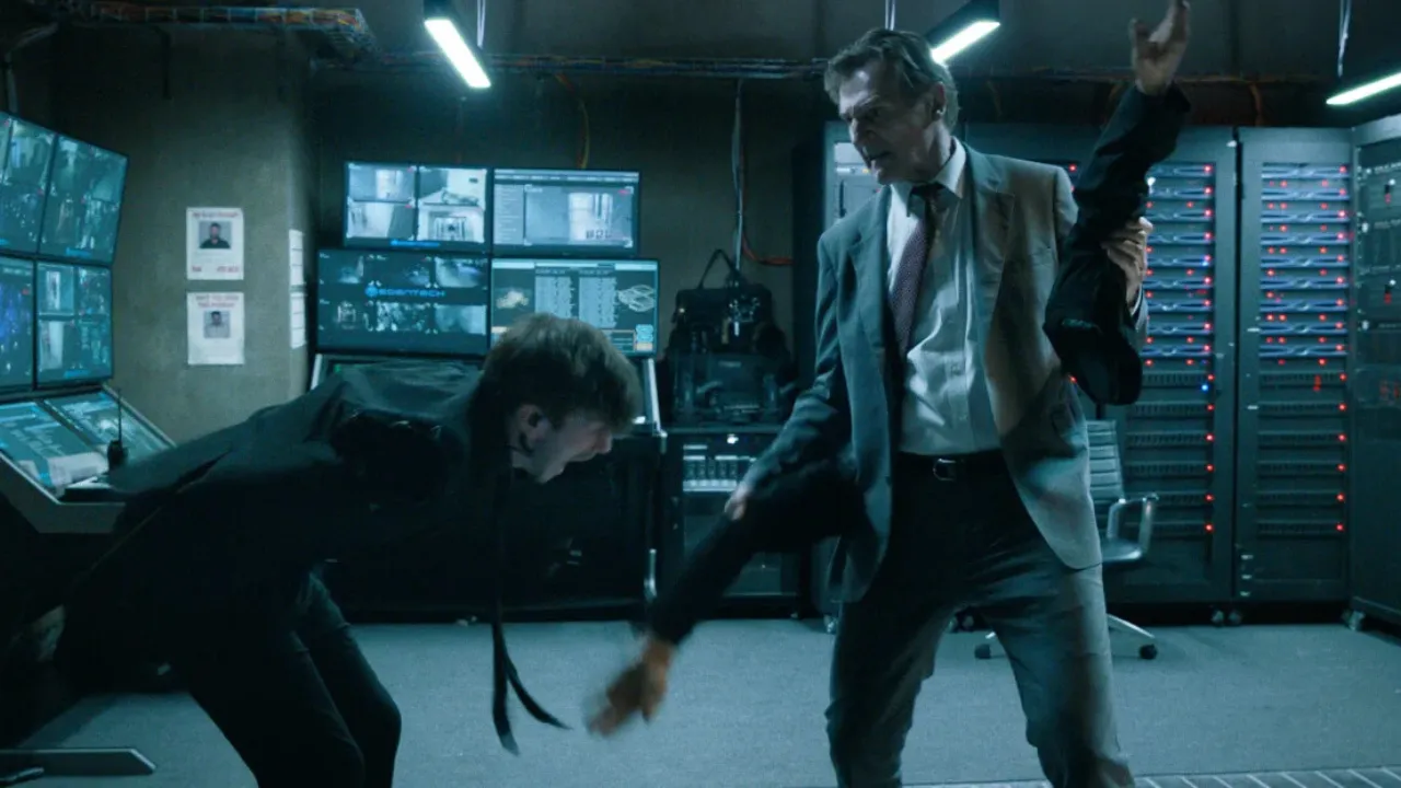 ¿Y dónde está el policía? review