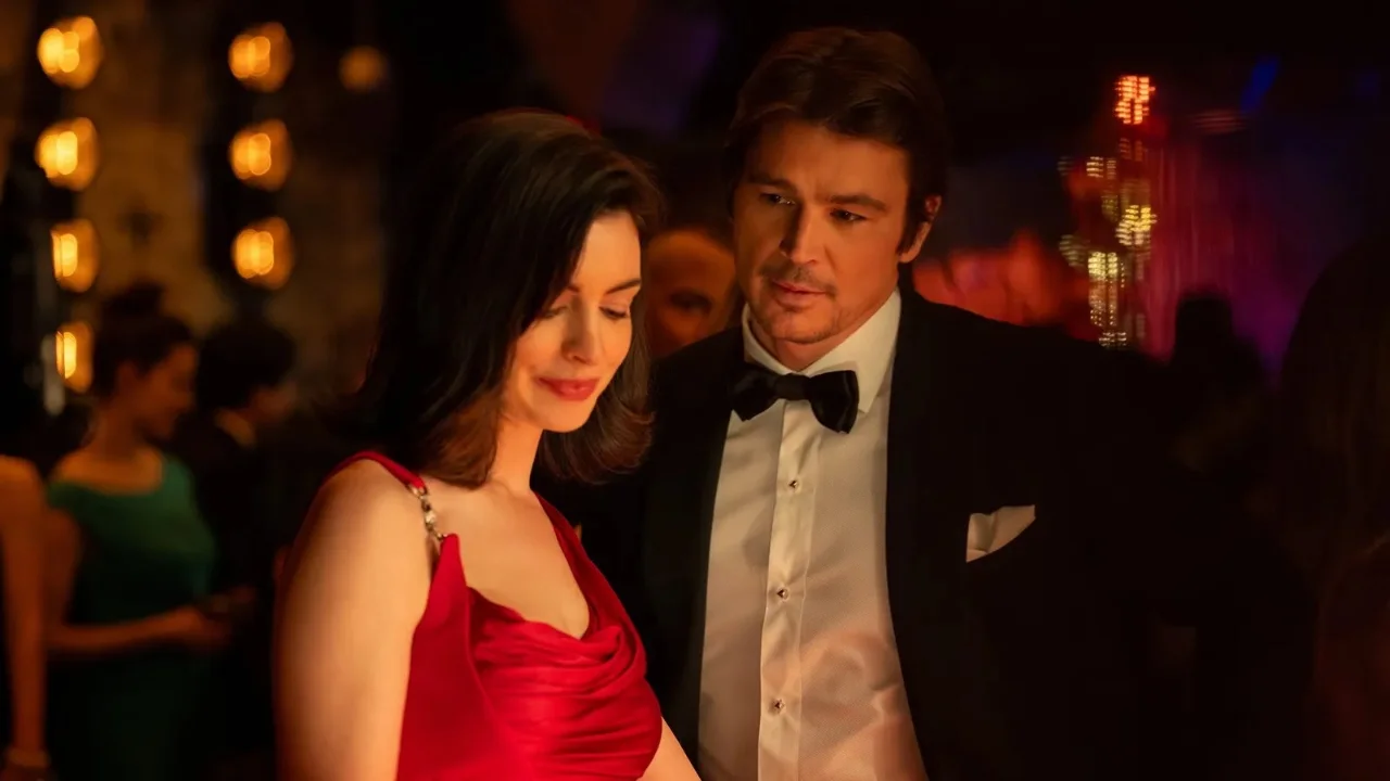 Anne Hathaway como Verity y Josh Hartnett 