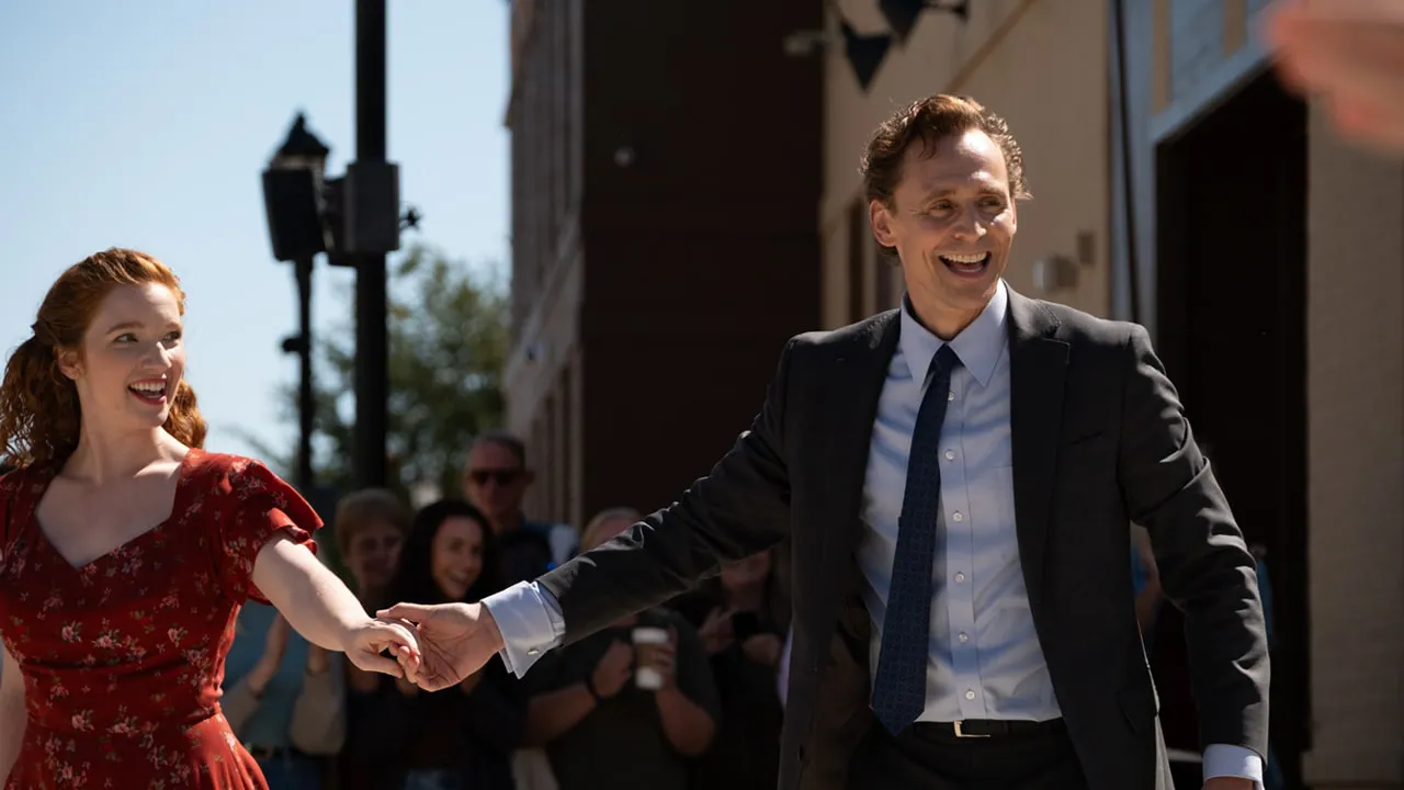 Tom Hiddleston y Annalise Basso en La Vida de Chuck Película