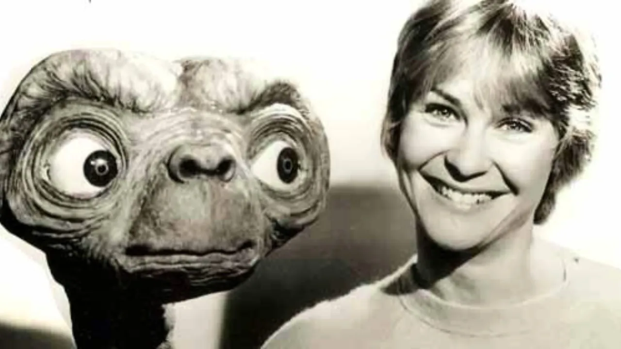 Dee Wallace revela que discutió con Steven Spielberg sobre una trama romántica en E.T., que él finalmente decidió descartar tras su intervención. Dee Wallace revela que discutió con Steven Spielberg sobre una trama romántica en E.T., que él finalmente decidió descartar tras su intervención.