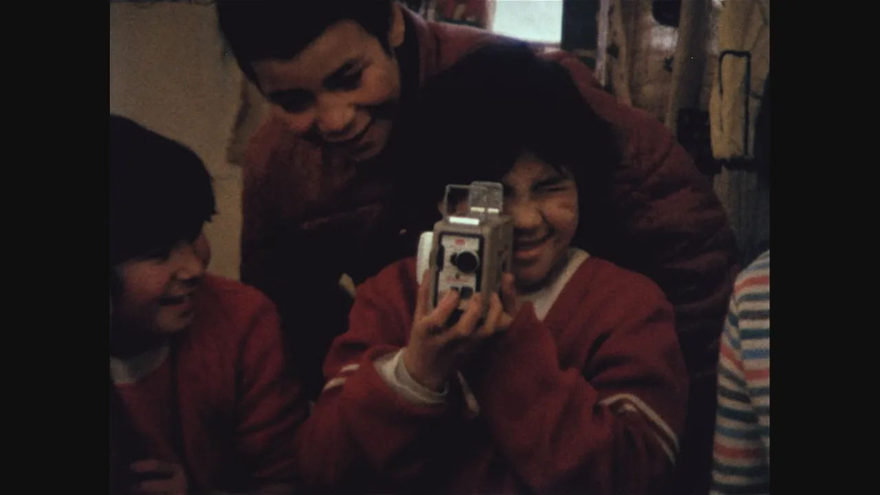 Cien niños esperando un tren 32 FICVALDIVIA Cien niños esperando un tren 32 FICVALDIVIA